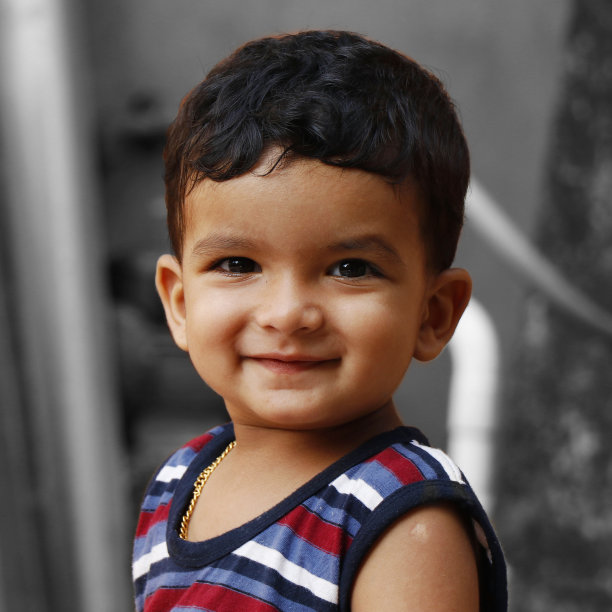 两岁的印度男婴在肖像中带着可爱的微笑图片下载