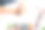 女孩用铅笔在白纸上画素描。用智能手机在线学习。的爱好。绘画。特写镜头图片下载