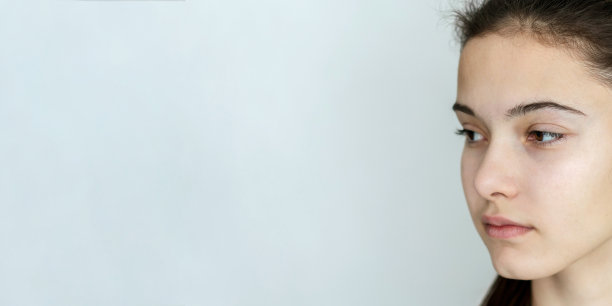 一个年轻女孩的侧面肖像图片下载