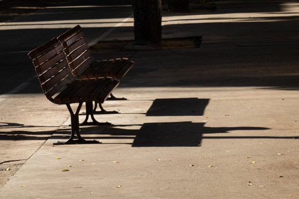 特拉维夫清晨的孤寂长椅图片下载
