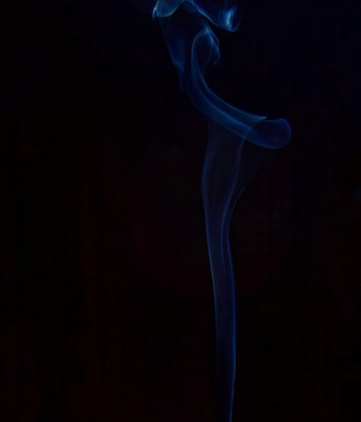 抽象香烟蓝色烟雾在黑色的背景。一张横幅的特写照片。图片下载