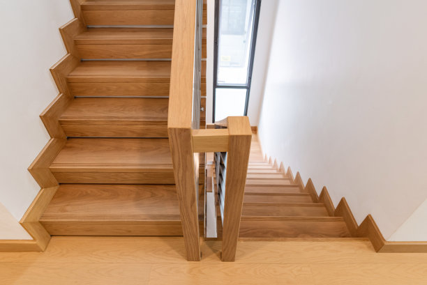 现代别墅内部的简约楼梯图片下载