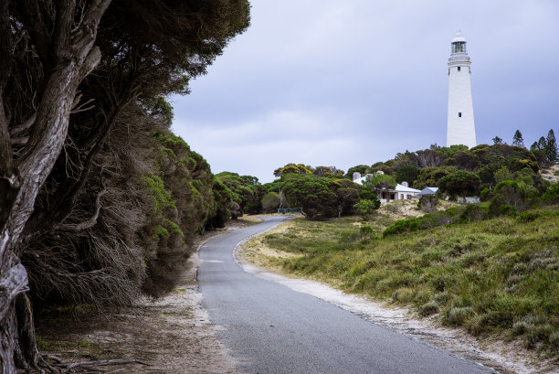 西澳大利亚通往瓦吉姆普灯塔(俗称罗特内斯特岛光站)的道路图片下载