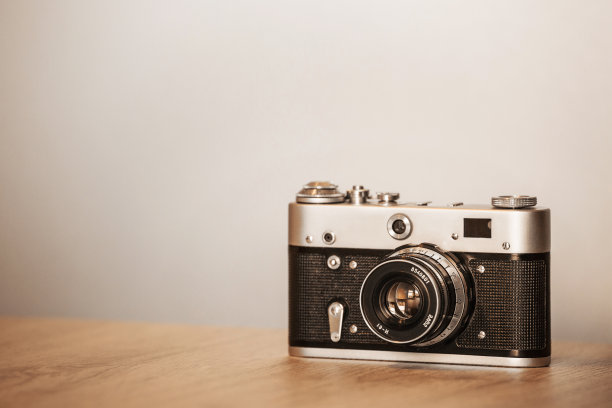 木制桌子上的老式相机图片下载