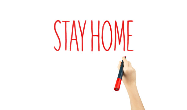 手里拿着记号笔写着“呆在家里”图片下载