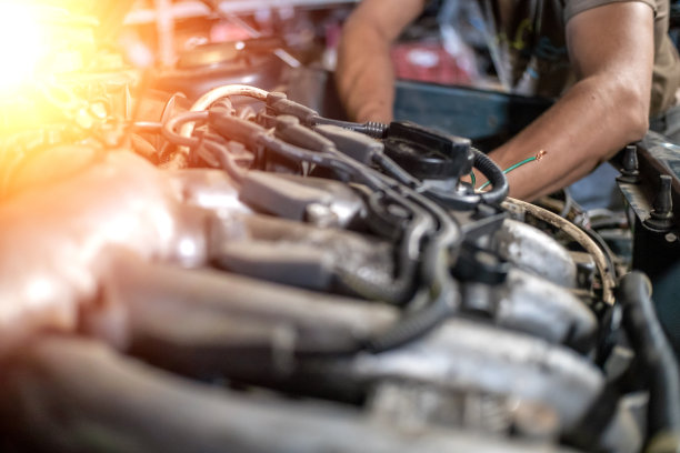 修理汽车引擎的技工的手近了，照片与照明，灯光图片下载