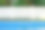带木制围栏的游泳池庭院图片下载