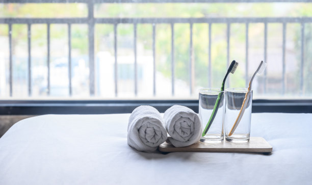 床上备有酒店配套设施(如毛巾、水杯、牙刷等)。图片下载