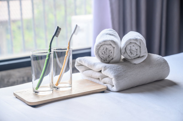 床上备有酒店配套设施(如毛巾、水杯、牙刷等)。图片下载