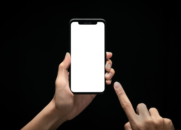 男性手握和使用智能手机与空白屏幕在晚上，加班和晚工作的概念，剪切路径图片下载