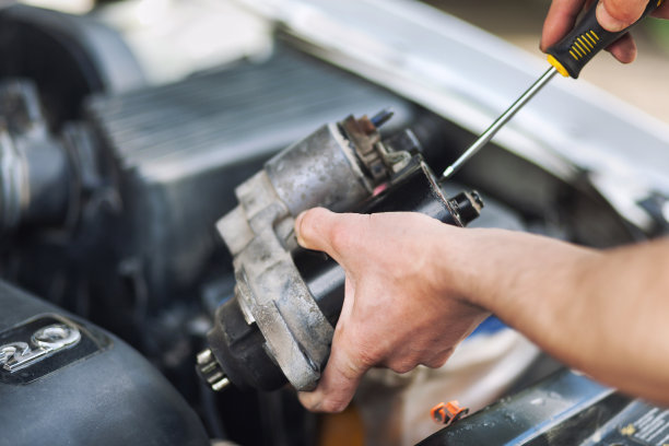 他在汽车引擎盖下修理图片下载