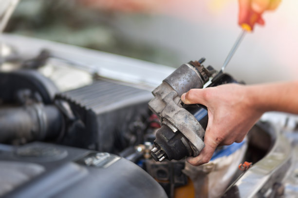 他在汽车引擎盖下修理图片下载