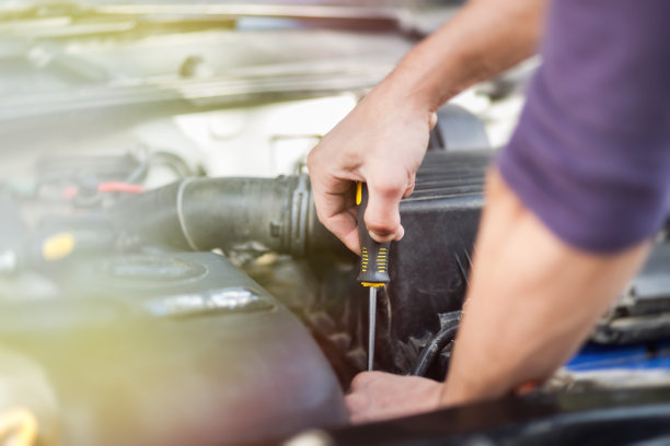 他在汽车引擎盖下修理图片下载