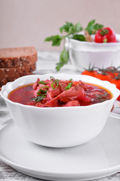 白碗里的罗宋汤和肉图片下载