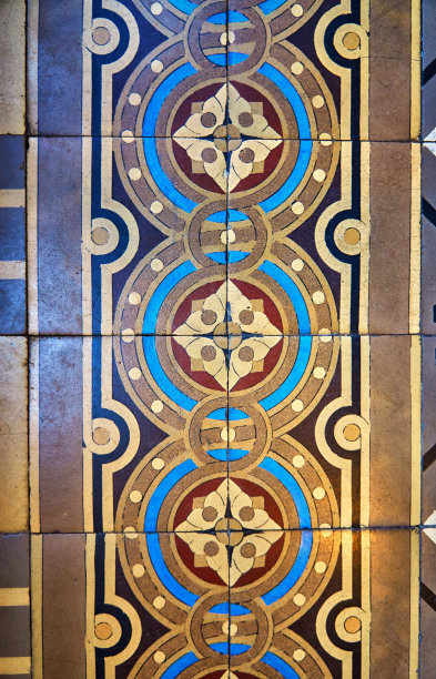 彩色瓷砖，带有花卉和几何图案，用于墙面和地板装饰。旧混凝土砌块表面背景。图片下载