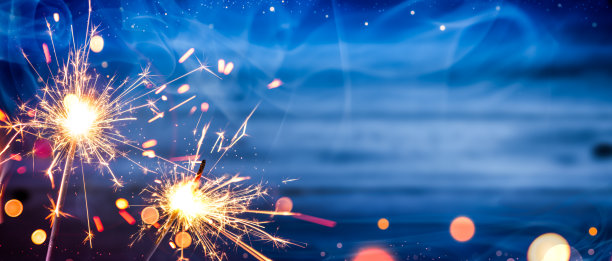 烟火与木背景上的散景图片下载