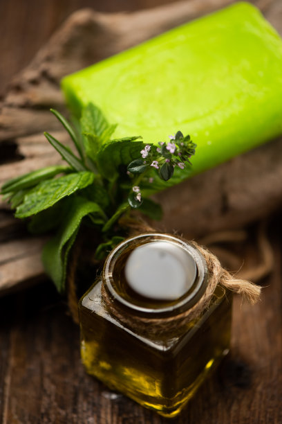 有机油加肥皂，迷迭香和香草图片下载