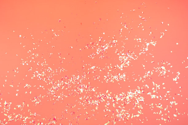 全息飞行闪耀在时尚的珊瑚背景上。图片下载