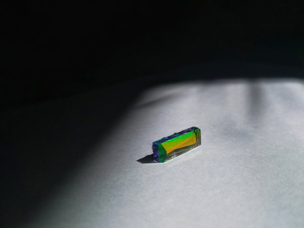 白色表面的莱茵石。孤立的对象。珠宝图片下载