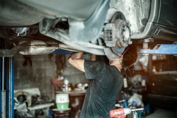 机械师正在车库里修车。图片下载