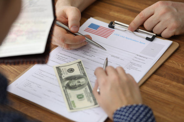 美元和护照是美国签证申请表图片下载