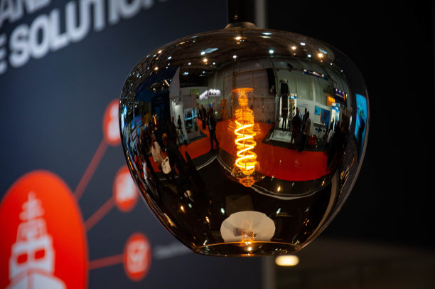 现代灯罩与模糊反射镜面特写图片下载