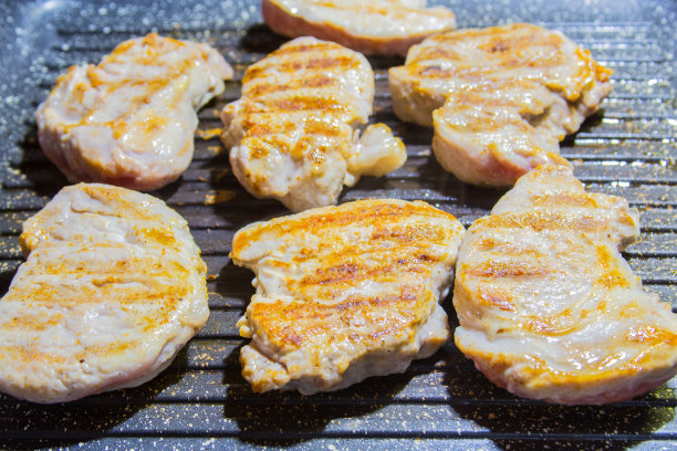 如何在家里烤肉。一步一步的照片说明。5 .在烤盘上煎两面的肉。图片下载