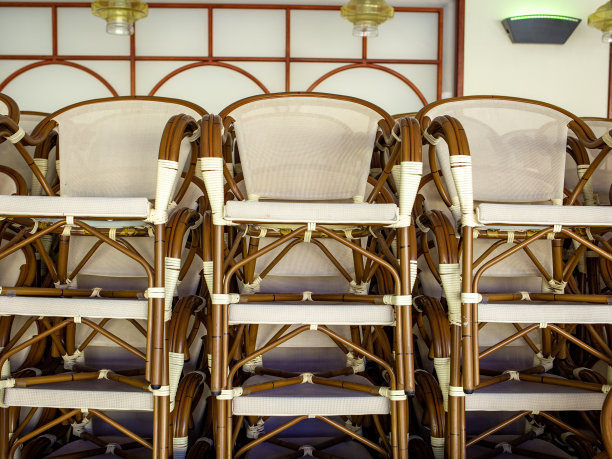 餐厅里疫情封锁期间堆叠的椅子图片下载