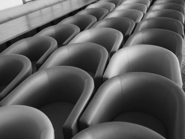 餐厅里疫情封锁期间堆叠的椅子图片下载