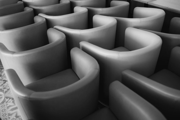 餐厅里疫情封锁期间堆叠的椅子图片下载