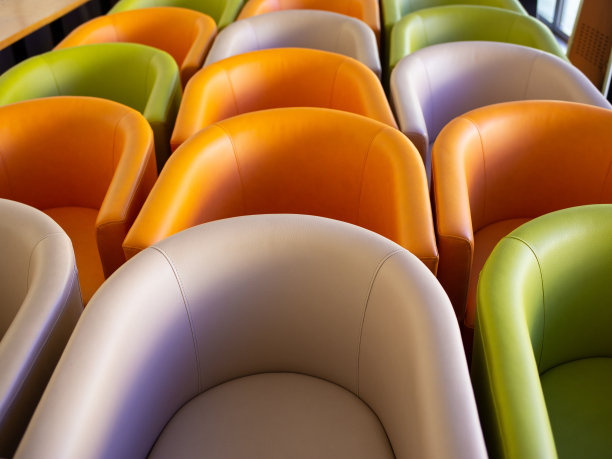 餐厅里疫情封锁期间堆叠的椅子图片下载