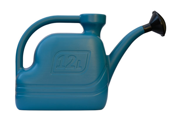 蓝色塑料喷壶与黑色喷雾花园隔离。图片下载