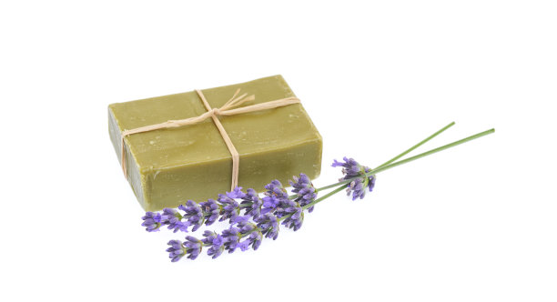 手工橄榄肥皂和薰衣草花孤立在白色背景图片下载