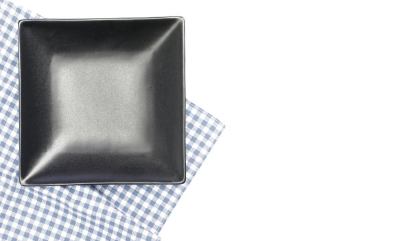 白色背景的桌布上的盘子图片下载