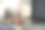 猞猁点布娃娃猫躺在一个家庭办公桌子后面的笔记本电脑图片下载