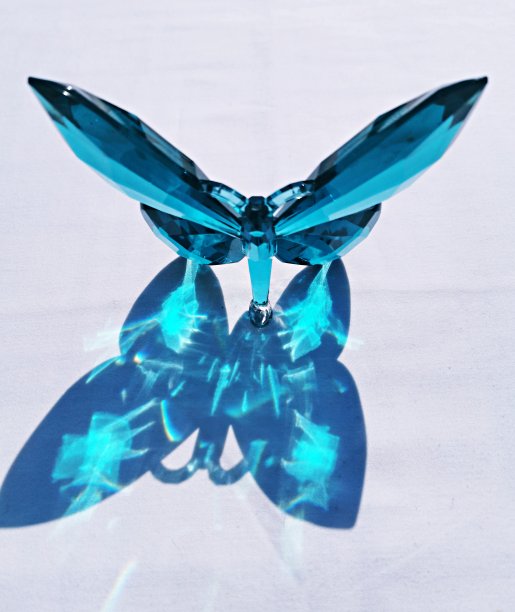 蓝色玻璃蝴蝶特写隔离在白色背景图片下载