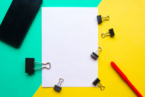 平躺照片与咖啡杯，移动和白色模型空白在绿色背景。办公室的概念图片下载