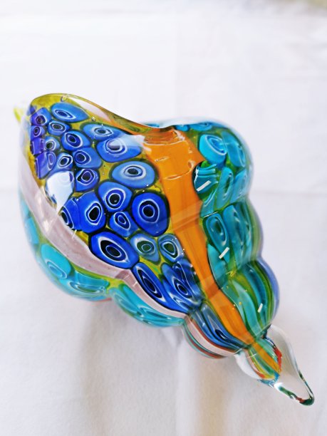 彩色玻璃海壳特写隔离与白色背景图片下载