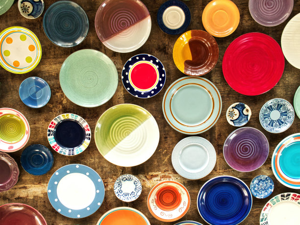 彩色陶瓷盘子和盘子背景图片下载