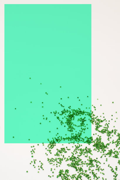 一张白纸，上面散落着绿色的珠子，纸上还贴着薄荷贴纸图片下载