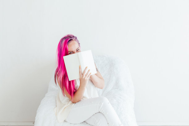 粉红色头发的漂亮女孩读教育之书图片下载