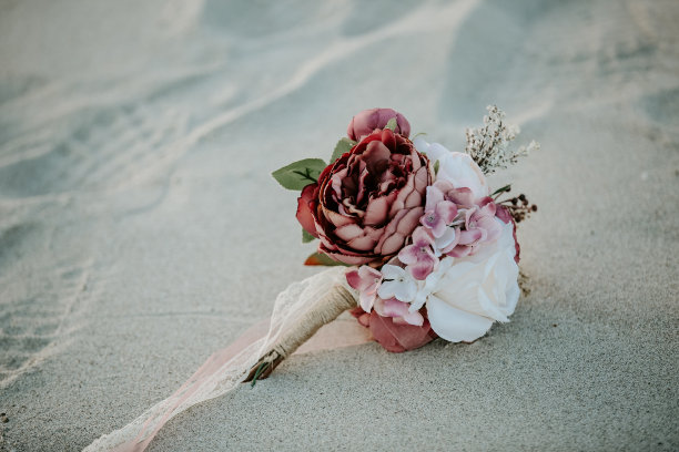 婚礼花束在海滩库存照片图片下载