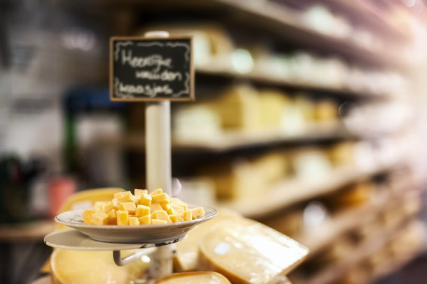 传统的荷兰奶酪陈列在商店市场上出售图片下载