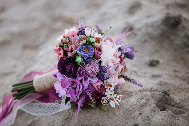 婚礼花束在海滩库存照片图片下载