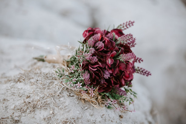 婚礼花束在海滩库存照片图片下载