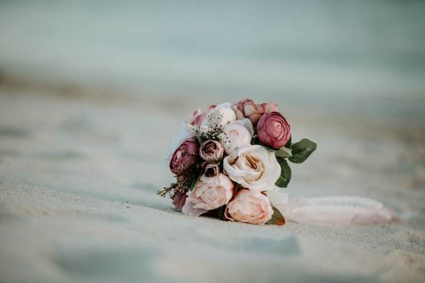 婚礼花束在海滩库存照片图片下载