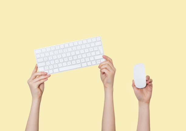 举起双手，黄色背景上有键盘和鼠标图片下载