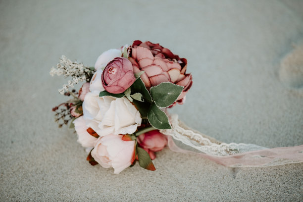 婚礼花束在海滩库存照片图片下载