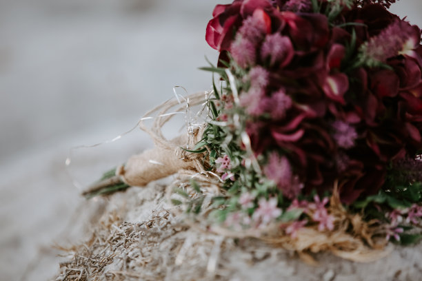 婚礼花束在海滩库存照片图片下载