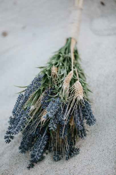 乡村婚礼花在海滩股票照片图片下载